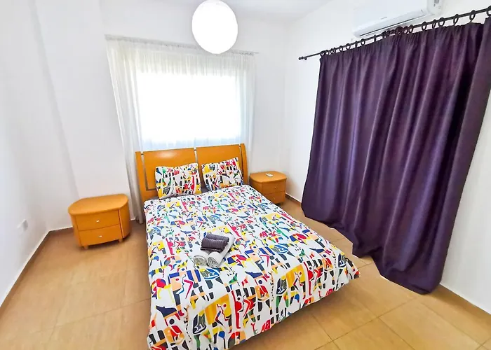 Off Course Seaview Ларнака